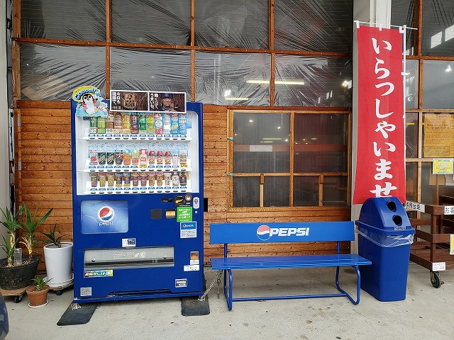 自動販売機と屋外ベンチ